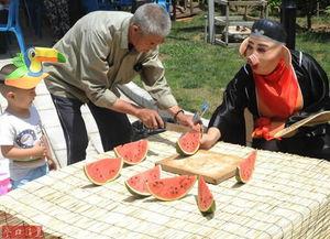 卖瓜小贩最新吃西瓜,揭秘夏日消暑新宠