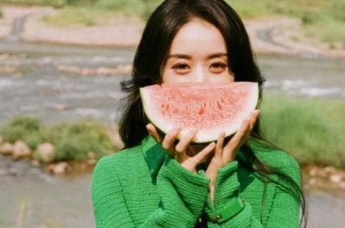 绿衣女孩吃瓜,绿衣女孩的瓜田奇遇记