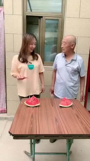 爷爷带孙女吃瓜视频,温馨互动萌翻网友