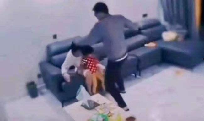 女子吃瓜摔下楼事件视频