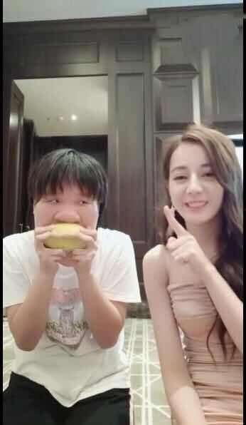 搞笑视频女孩吃瓜,女孩吃瓜搞笑瞬间大盘点